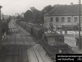 Jernbaneoverskæringen ved Vodroffsvej samt banelegemet mellem Vodroffsvej og H.C. Ørsteds Vej  1913.jpg